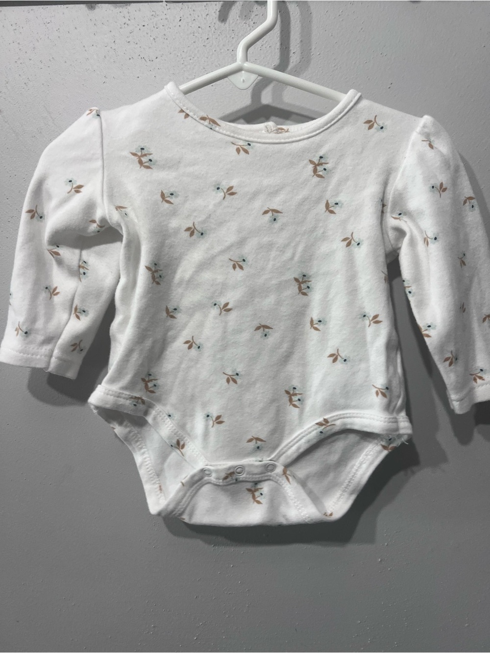 Rachel Zoe Baby Girl Bodysuit 6-9 Month White With Blue Flowers